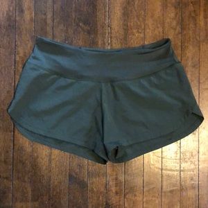 Vuori shorts olive green size small